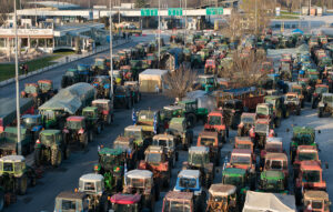Ουρές χιλιομέτρων στο εθνικό οδικό δίκτυο λόγω αγροτικών μπλόκων