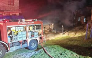 Πυρκαγιά στο Ανήλιο Μετσόβου – Κάηκαν σπίτια και προκλήθηκαν σοβαρές ζημιές