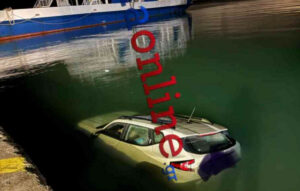 Αυτοκίνητο βρέθηκε στο λιμάνι στα Νέα Στύρα – Λιμενικός έσωσε τους επιβάτες