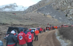 Σε πλήρη εξέλιξη η επιχείρηση ανάσυρσης θυμάτων από χιονοστιβάδα στα Βαρδούσια