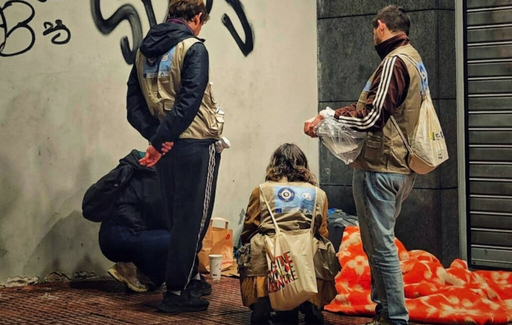 Street work στην Αθήνα: Ο ρόλος των ομάδων που στηρίζουν τους αστέγους