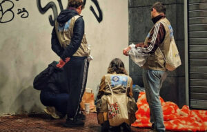 Street work στην Αθήνα: Ο ρόλος των ομάδων που στηρίζουν τους αστέγους