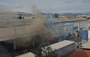 Φωτιά σε αποθήκες εργοστασίου στον Ρέντη – Στο σημείο 15 πυροσβέστες