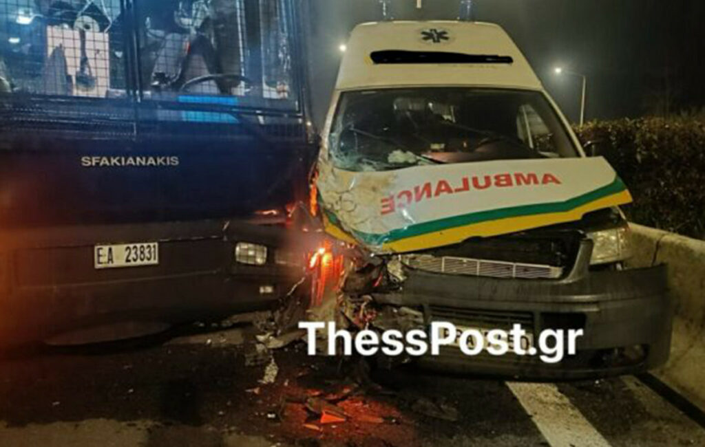 Σοβαρό τροχαίο στον Πλατύκαμπο: Ασθενοφόρο συγκρούστηκε με κλούβα της ΕΛ.ΑΣ.