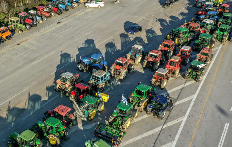 Οι αγρότες κλιμακώνουν τις κινητοποιήσεις τους με αποκλεισμούς
