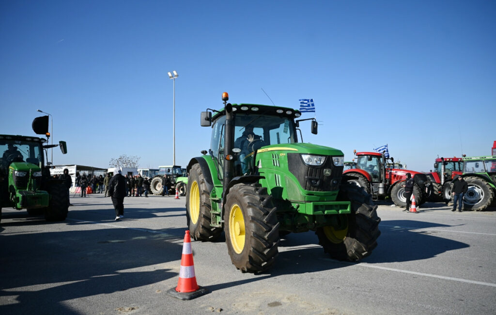 Κλιμάκωση κινητοποιήσεων από τους αγρότες στο μπλόκο της Νίκαιας