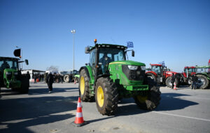 Κλιμάκωση κινητοποιήσεων από τους αγρότες στο μπλόκο της Νίκαιας