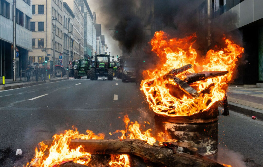 Φωτιές και τρακτέρ στους δρόμους των Βρυξελλών: Διαδηλώνουν χιλιάδες αγρότες