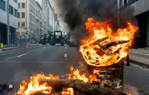 Φωτιές και τρακτέρ στους δρόμους των Βρυξελλών: Διαδηλώνουν χιλιάδες αγρότες