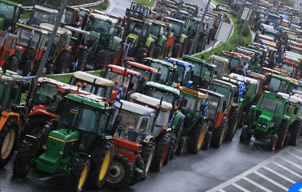 Αγρότες σε αναμονή μετά τη σύσκεψη στη Νίκαια – Απαντούν την Τρίτη