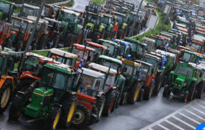 Αγρότες σε αναμονή μετά τη σύσκεψη στη Νίκαια – Απαντούν την Τρίτη