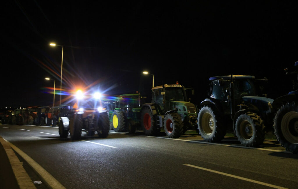 Αγρότες κλείνουν την Εγνατία Οδό στην Κομοτηνή