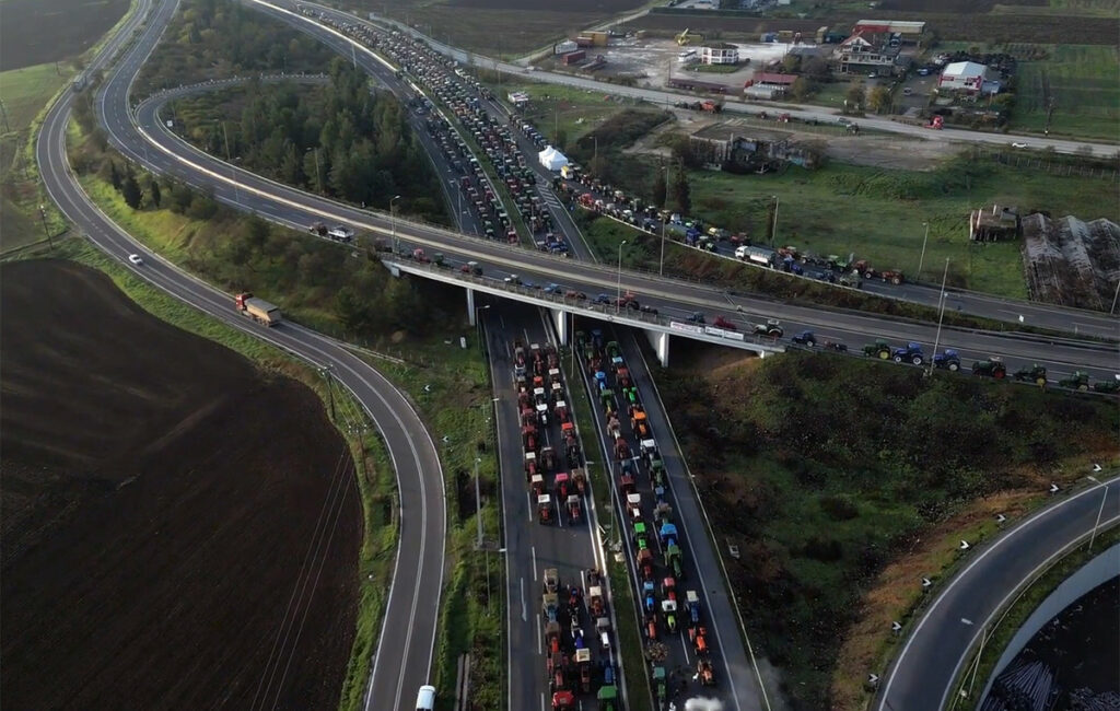 Εντυπωσιακές εικόνες από drone στο μπλόκο των αγροτών στη Νίκαια