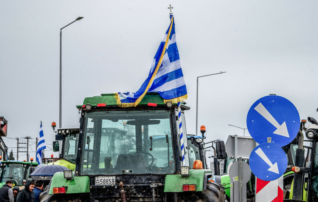 Παραλύει η Ελλάδα από τις κινητοποιήσεις των αγροτών - 55 μπλόκα σε όλη τη χώρα