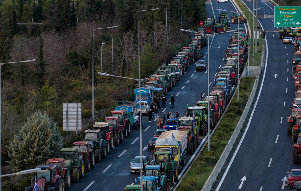 Κλιμακώνουν τις κινητοποιήσεις τους οι αγρότες: Μπλόκα σε κομβικά σημεία
