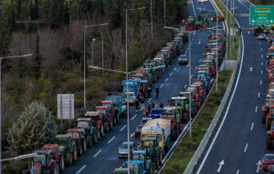 Κλιμακώνουν τις κινητοποιήσεις τους οι αγρότες: Μπλόκα σε κομβικά σημεία