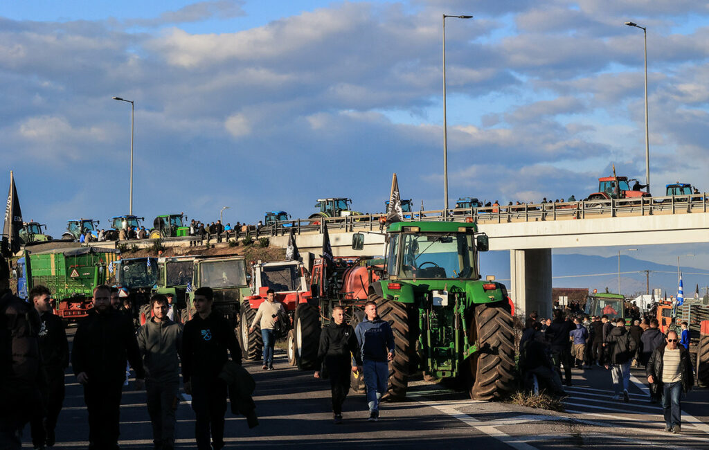 Αγρότες κλιμακώνουν τις κινητοποιήσεις τους μέχρι τα Χριστούγεννα