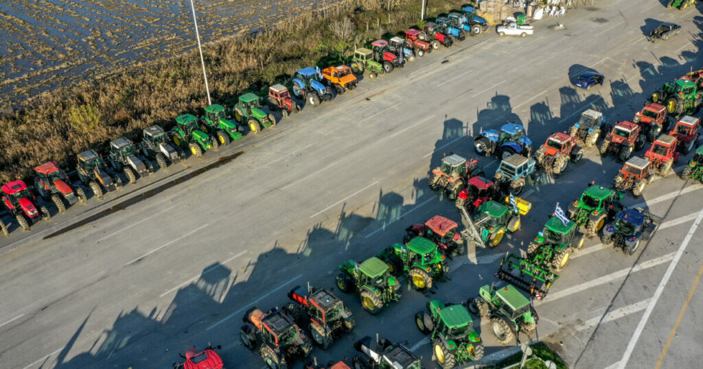 Αγρότες και κυβέρνηση σε αδιέξοδο δέκα μέρες πριν τα Χριστούγεννα