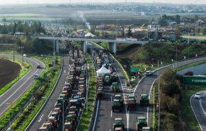 Κλιμακώνονται οι κινητοποιήσεις των αγροτών με μπλόκα σε όλη τη χώρα