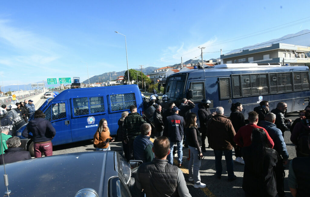 Ένταση στη γέφυρα Ρίου-Αντιρρίου: Αγρότες προσπαθούν να μπλοκάρουν την κυκλοφορία
