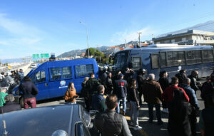 Ένταση στη γέφυρα Ρίου-Αντιρρίου: Αγρότες προσπαθούν να μπλοκάρουν την κυκλοφορία