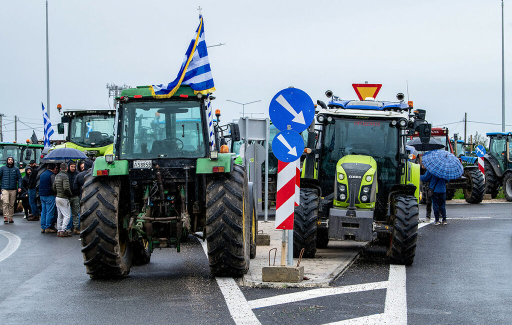 Σκληραίνουν τη στάση τους οι αγρότες με μπλόκα και αποκλεισμούς
