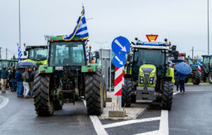 Σκληραίνουν τη στάση τους οι αγρότες με μπλόκα και αποκλεισμούς