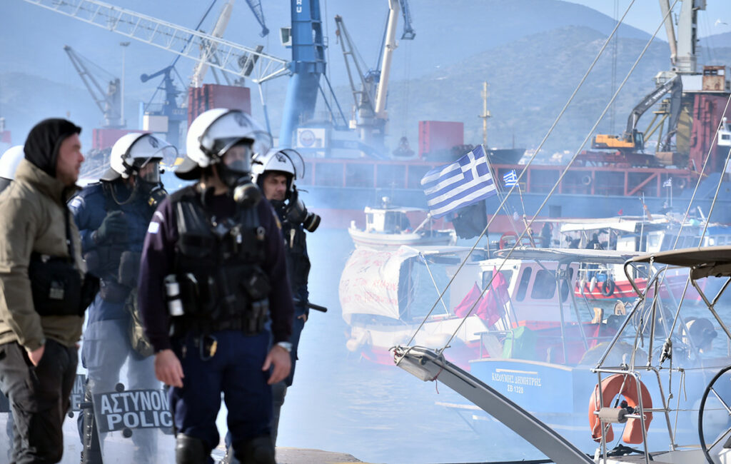 Αποκλεισμένο το λιμάνι του Βόλου από αγρότες και ψαράδες