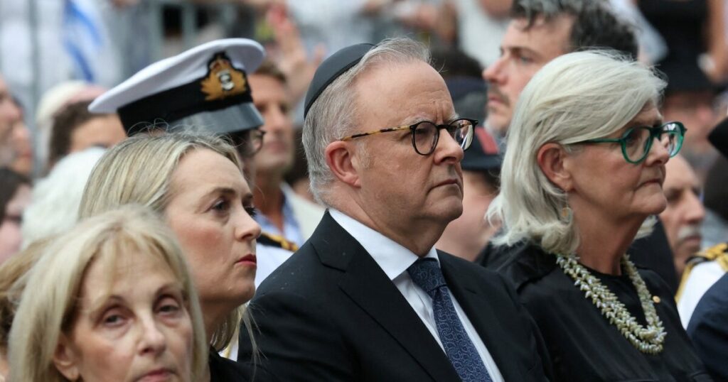 Σίδνεϊ: Έντονες αποδοκιμασίες κατά του πρωθυπουργού στο μνημόσυνο των θυμάτων του Μποντάι