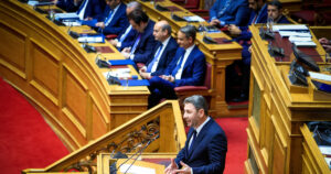 Χαμόγελα στο ΠΑΣΟΚ για την παρουσία Ανδρουλάκη στη Βουλή