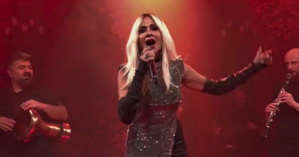 Άννα Βίσση: Εντυπωσίασε με δημιουργίες Βρεττού Βρεττάκου στη νυχτερινή Αθήνα