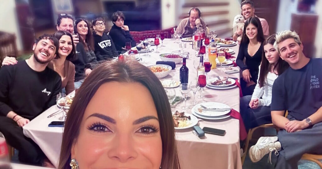 Αντελίνα και Χάρης Βαρθακούρης φιλοξένησαν την οικογένεια Πάριου για Χριστούγεννα