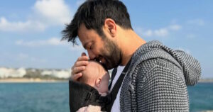 Ο Αντρέας Γεωργίου απολαμβάνει ηλιόλουστη βόλτα με την κόρη του