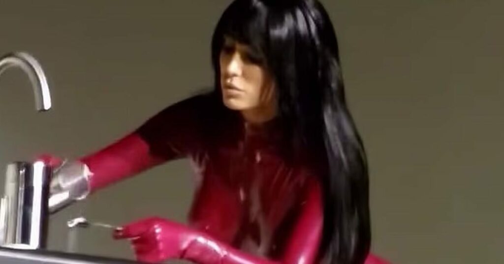 Η Μπιάνκα Σενσόρι εντυπωσιάζει στη Νότια Κορέα με εκκεντρικό πρότζεκτ