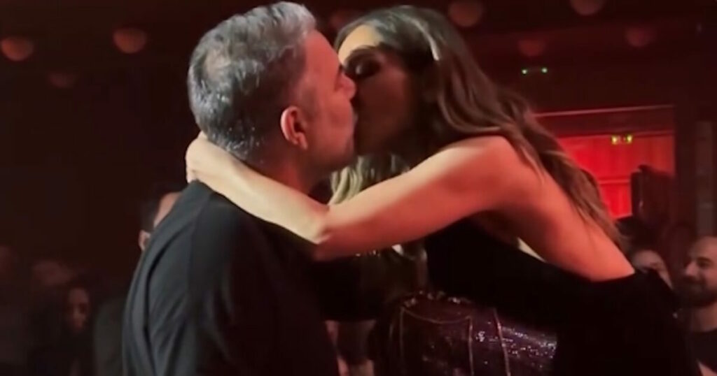 Βασίλης Μπισμπίκης και Δέσποινα Βανδή: Το τρυφερό φιλί στην πρεμιέρα