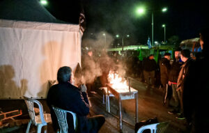 Αγρότες αποκλείουν το ρεύμα προς Θεσσαλονίκη στα διόδια Μαλγάρων