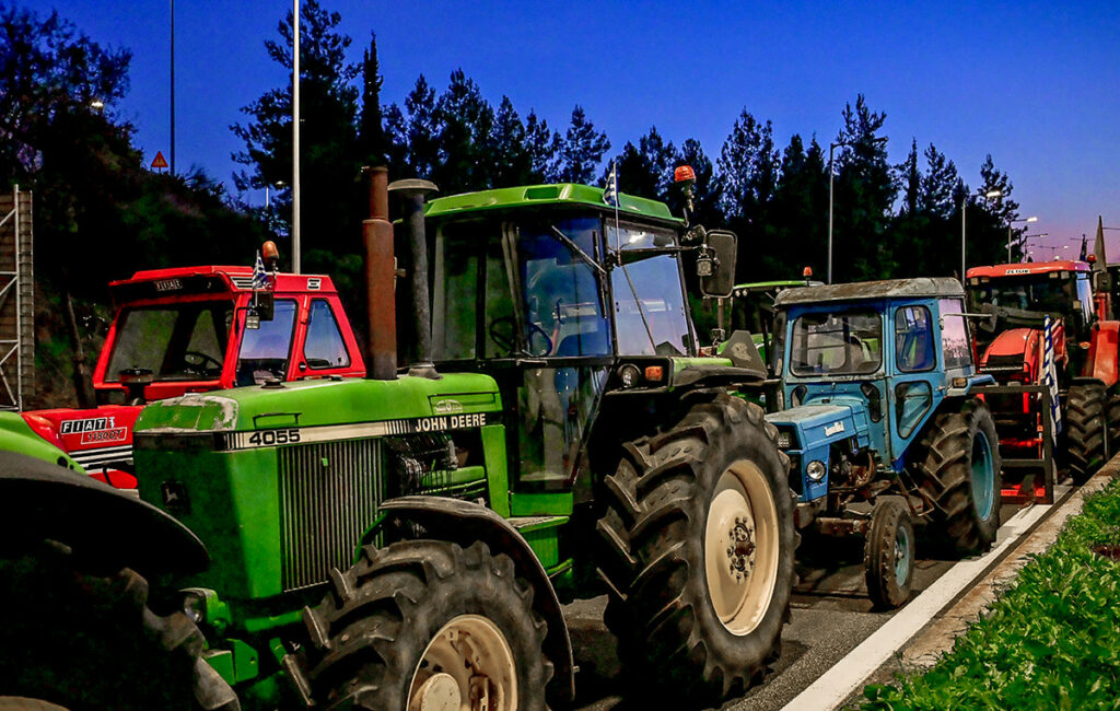 Κλιμακώνονται οι κινητοποιήσεις των αγροτών με αποκλεισμούς λιμανιών