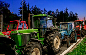 Αγρότες φτάνουν στο τελωνείο του Προμαχώνα με τρακτέρ