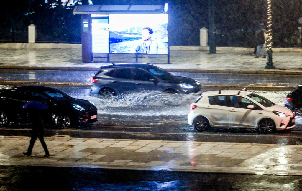 Στο έλεος του «Byron» η Αττική: Κλειστοί δρόμοι και εκατοντάδες κλήσεις