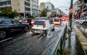 Η κακοκαιρία Byron πλήττει σφοδρά τη χώρα – Σημαντικά ύψη βροχής στην Αττική