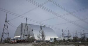 Ουκρανία: Ζημιές στη «σαρκοφάγο» του Τσερνόμπιλ μετά από drone