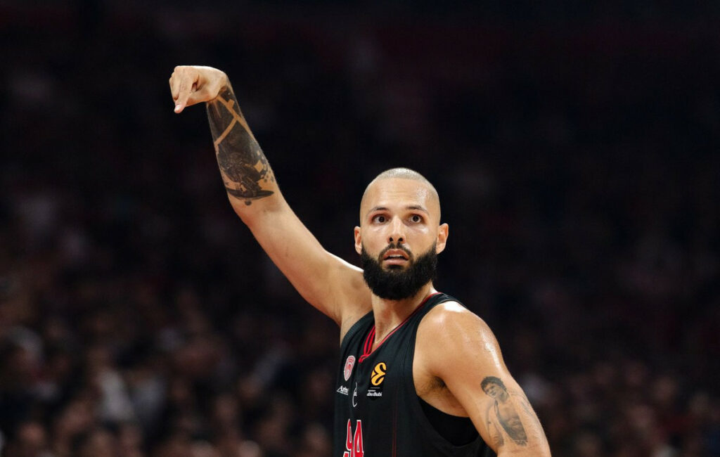 Ο Εβάν Φουρνιέ αποκτά μινιατούρα του ΣΕΦ από τον Απόστολο Κτίστη