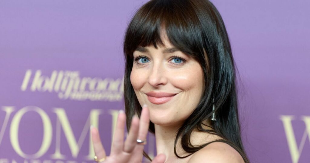 Η Ντακότα Τζόνσον ερωτευμένη ξανά μετά τον χωρισμό της από τον Κρις Μάρτιν