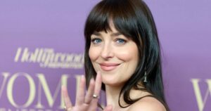 Η Ντακότα Τζόνσον ερωτευμένη ξανά μετά τον χωρισμό της από τον Κρις Μάρτιν