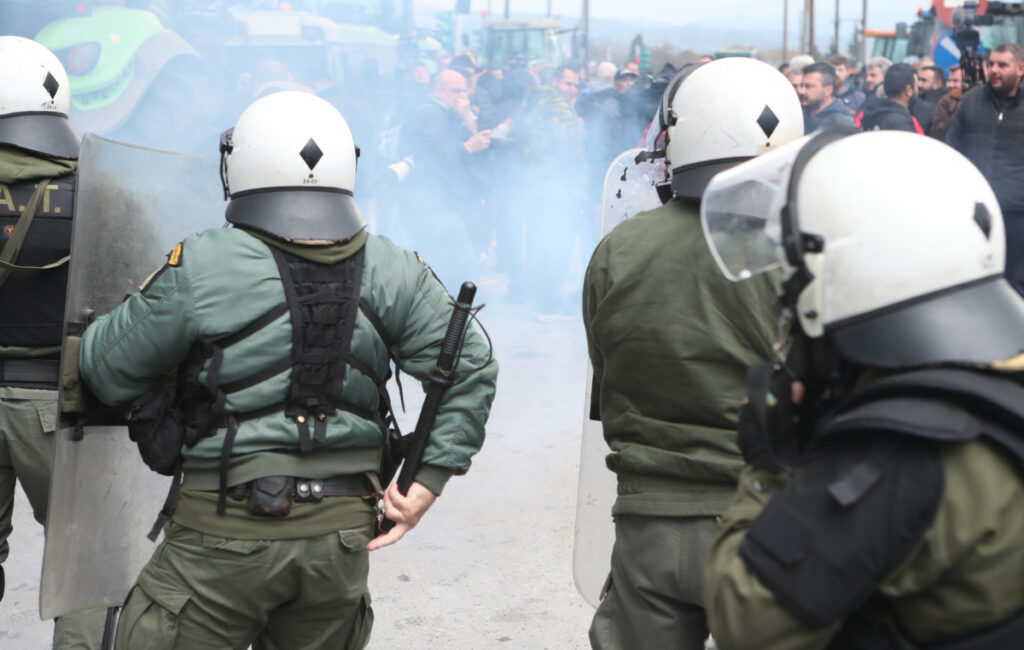 Τραυματισμός αστυνομικού σε ένταση με αγρότες στη Θεσσαλονίκη