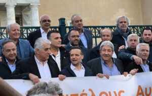 Δημάρχοι διαμαρτύρονται στη Βουλή για την υποβάθμιση της Τοπικής Αυτοδιοίκησης