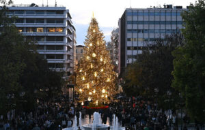 Εντείνονται οι καταιγίδες: Χριστούγεννα με βροχές και χιόνια στην Αττική