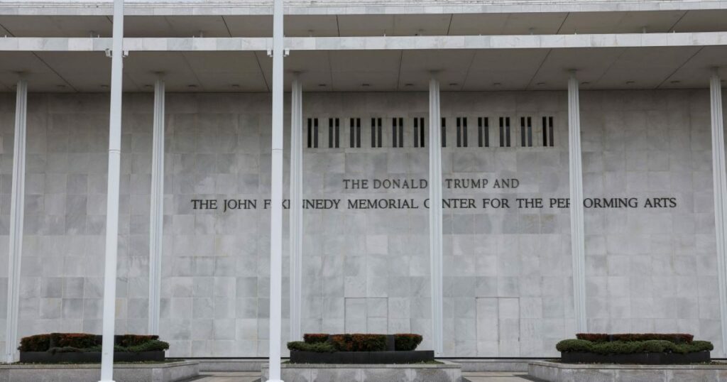 Το όνομα Τραμπ παντού το 2025: Από κτίρια μέχρι νομοσχέδια