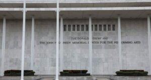 Το όνομα Τραμπ παντού το 2025: Από κτίρια μέχρι νομοσχέδια