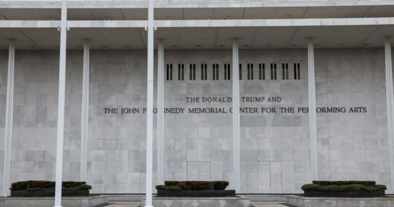 Το όνομα Τραμπ παντού το 2025: Από κτίρια μέχρι νομοσχέδια